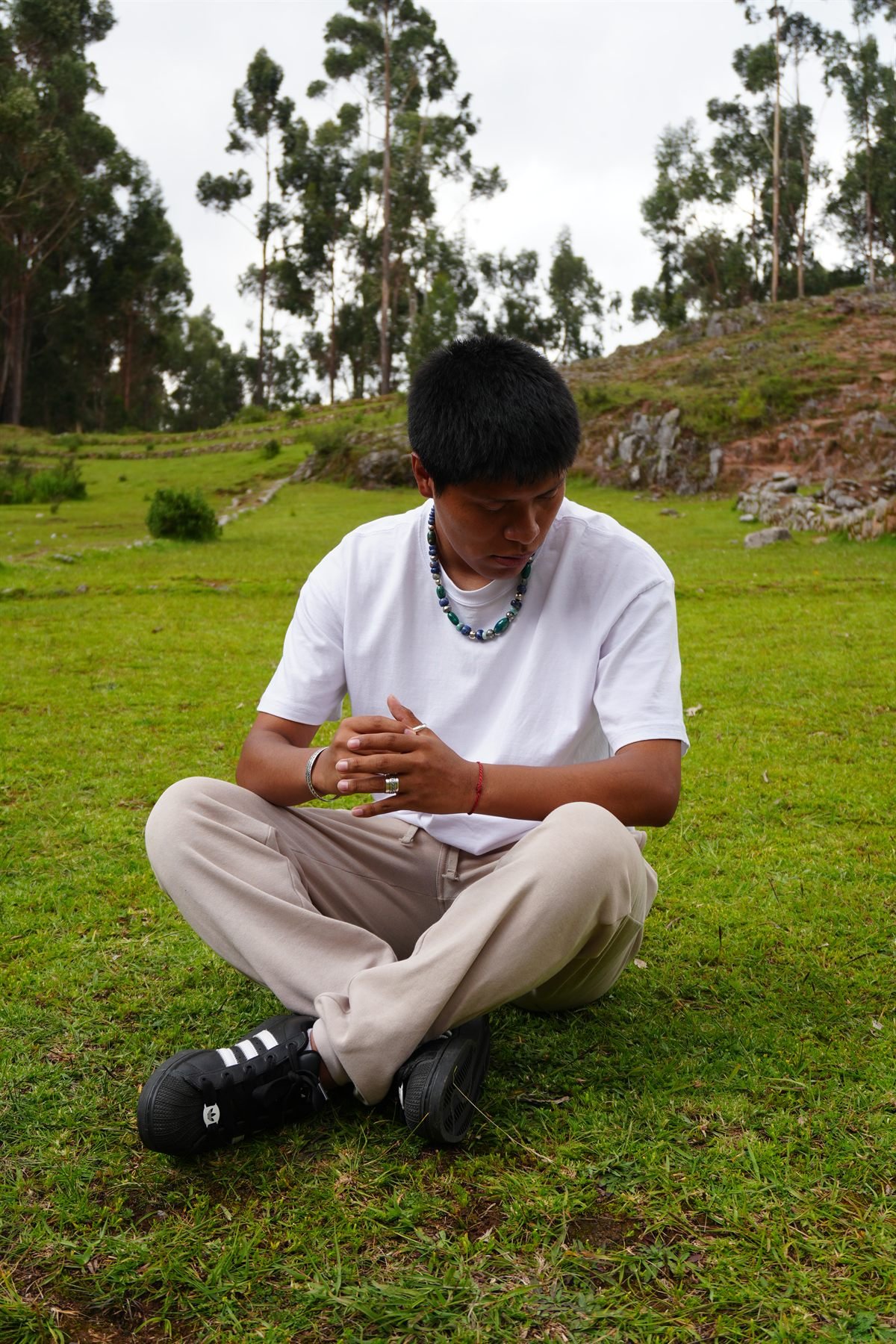 Hombre luciendo un collar de plata peruana 950 Bethania Jewelry