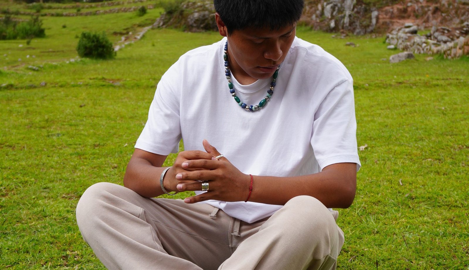 Joven cusqueño luciendo un collar de plata peruana 950