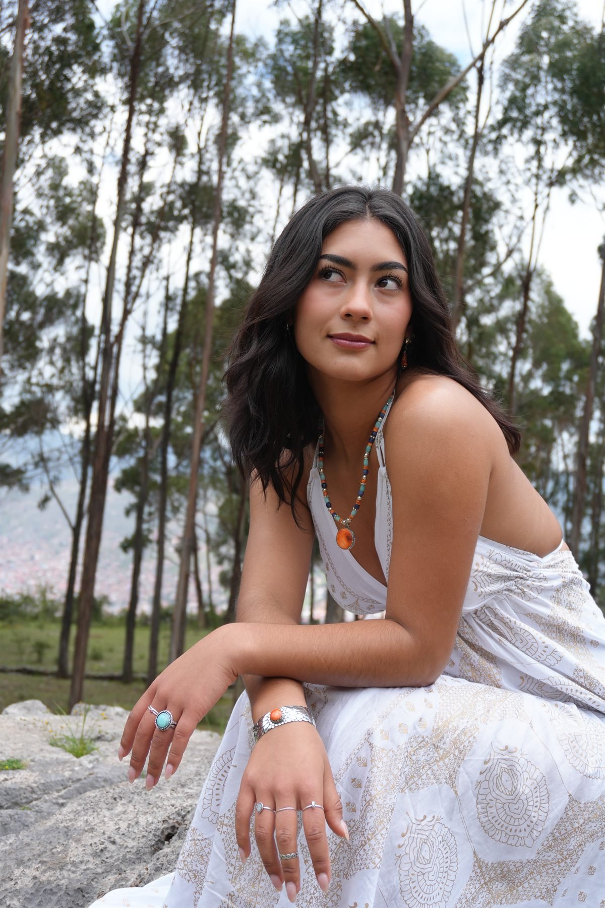 Mujer luciendo una pulsera de plata peruana 950 Bethania Jewelry